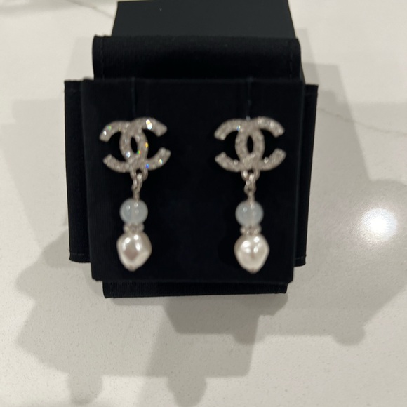 🔥CHANEL 🔥NEW COLLECTION White Drop Earrings with Iconic Logo and Pearl Elements - Picture 2 of 13